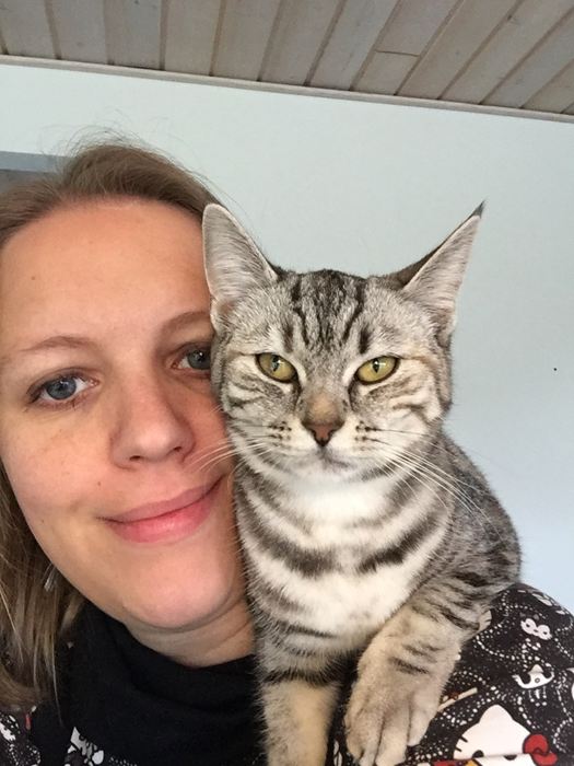 Sigga elsker at sidde på min skulder og hygge.